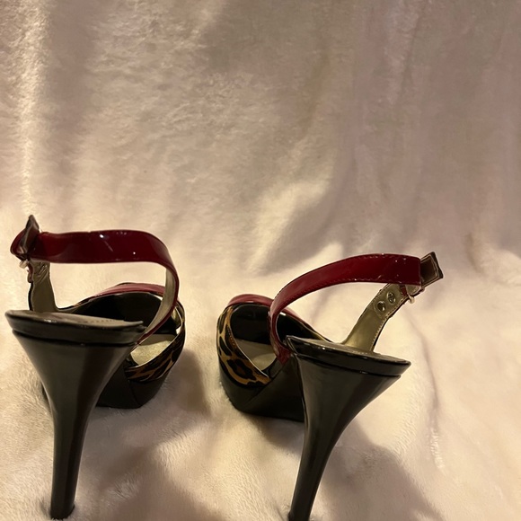 Guess platform peep toe sling backs 8.5. Red patent leather & leopard pattern. - Picture 5 of 12